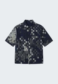Chemise à manches courtes à boutons avec un motif damier pixélisé gris foncé et gris clair et un motif d'étoile cousu sur la poche poitrine.