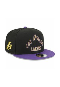 Schwarze Baseballkappe mit lila Schirm. Mit gelber, gestickter Aufschrift "LOS ANGELES LAKERS" und einem lila "LA"-Logo an der Seite.