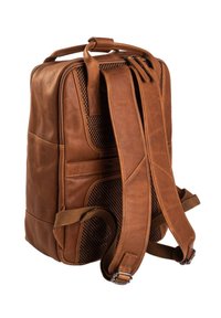 Zaino in pelle marrone con accenti in rete, spallacci imbottiti e scomparti con zip. Costruzione robusta con forma rettangolare e superficie testurizzata.