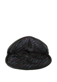 Černá zipová taštička s měkkým povrchem; vnitřek má vzorovanou podšívku černé barvy s barevnými tečkami a text značky. Jsou viditelné dva oddíly.