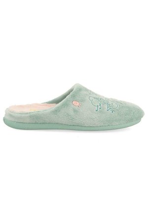 Zapatillas de casa verdes y peludas con una textura suave, que presentan un forro rosa y personajes de dibujos animados bordados. Diseño tipo slip-on con punta redondeada.