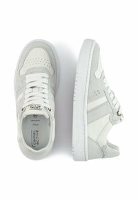 Baskets blanches et grises en cuir lisse et en daim, avec des détails perforés, des lacets et une semelle blanche texturée.