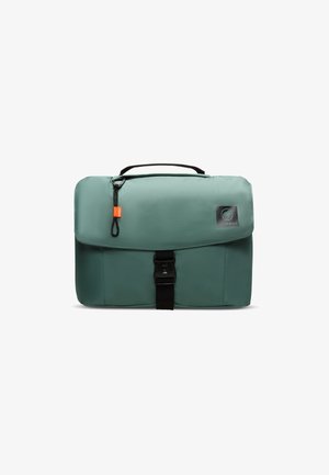 Sac à bandoulière en tissu turquoise avec une texture mate, présentant un design épuré, une fermeture à boucle noire et une poignée supérieure pour le transport.