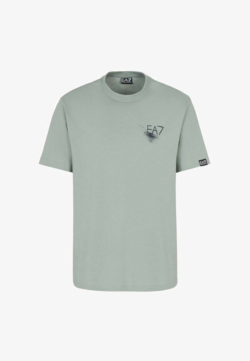 Camiseta gris clara de manga corta y cuello redondo con el logo negro "EA7" en el pecho y una pequeña etiqueta de EA7 en la manga izquierda.