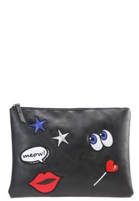 Czarna kopertówka z eko skóry z naszywkami z haftem przedstawiającymi niebieskie gwiazdy, oczy, usta oraz dymek z napisem "meow!" w kolorze białym.