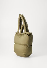 Borsa a spalla imbottita color khaki con due manici imbottiti, texture trapuntata e forma quadrata. Il materiale sembra morbido e leggero.