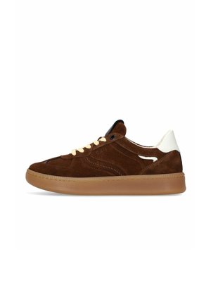 Brauner Wildleder-Low-Top-Sneaker mit Gummisohle, cremefarbenen Schnürsenkeln und weißem Fersenlasche, seitlich auf weißem Hintergrund dargestellt.