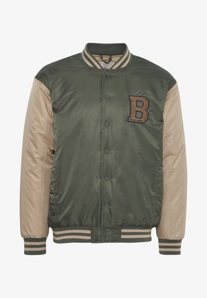 Olivgrön och beige bomberjacka med tryckknappar, randiga ärmslut och nedre kant, med en broderad "B"-logotyp på bröstet.