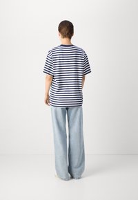 Scotch & Soda CORE THE FREE SPIRIT PEACE BIRD  - Print T-shirt - navy/white