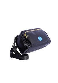 Bolso de cuero sintético negro con un zipper amarillo, logotipo azul, y correa negra ajustable con el nombre de la marca. Forma compacta y rectangular.