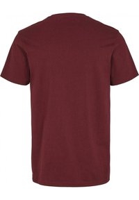 Bordowa koszulka z krótkim rękawem wykonana z bawełny. Posiada klasyczny okrągły dekolt i gładką, jednolitą fakturę bez widocznych wzorów czy ozdób.