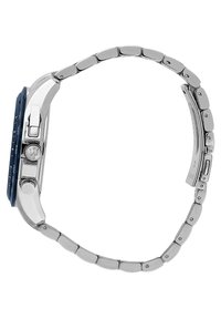 Orologio in metallo argentato con quadrante blu, cassa rettangolare e bracciale a maglie, dotato di corona e pulsanti laterali per le regolazioni.