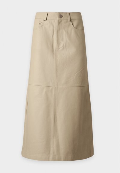 Jupe midi beige avec poches avant, passants de ceinture, fermeture par boutons et détails de coutures visibles sur tissu lisse.