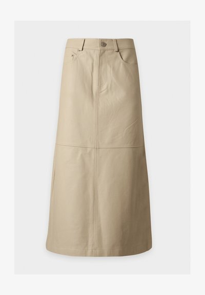 Jupe midi beige avec poches avant, passants de ceinture, fermeture par boutons et détails de coutures visibles sur tissu lisse.