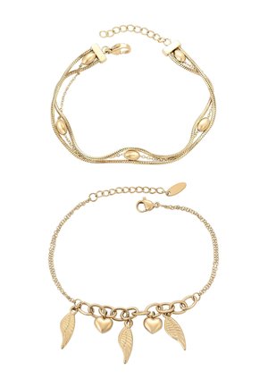 Armbanden met goudkleurige afwerking en een gestructureerd kettinkje, de ene met ovale accenten en de andere met charms in de vorm van een blad en een hart.