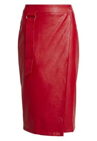 Rødt lædernederdel med sideslids, mærkede syninger og bred bæltestrop. Glat tekstur med et slankt, tætsiddende design.