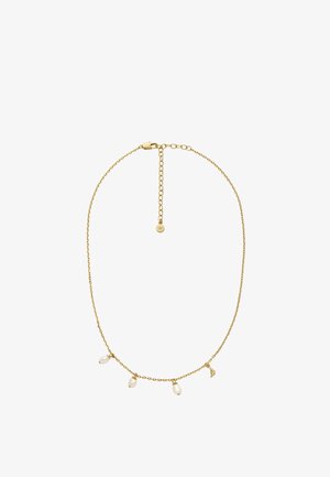 Złoty naszyjnik z łańcuszka z trzema białymi akcentami przypominającymi perły oraz małym dekoracyjnym wisiorkiem. Gładka tekstura i delikatny design.