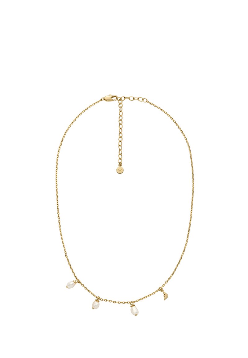 Zlatý řetízek s náhrdelníkem, který má tři bílé perlové akcenty a malý dekorativní přívěsek. Hladký povrch s jemným designem.