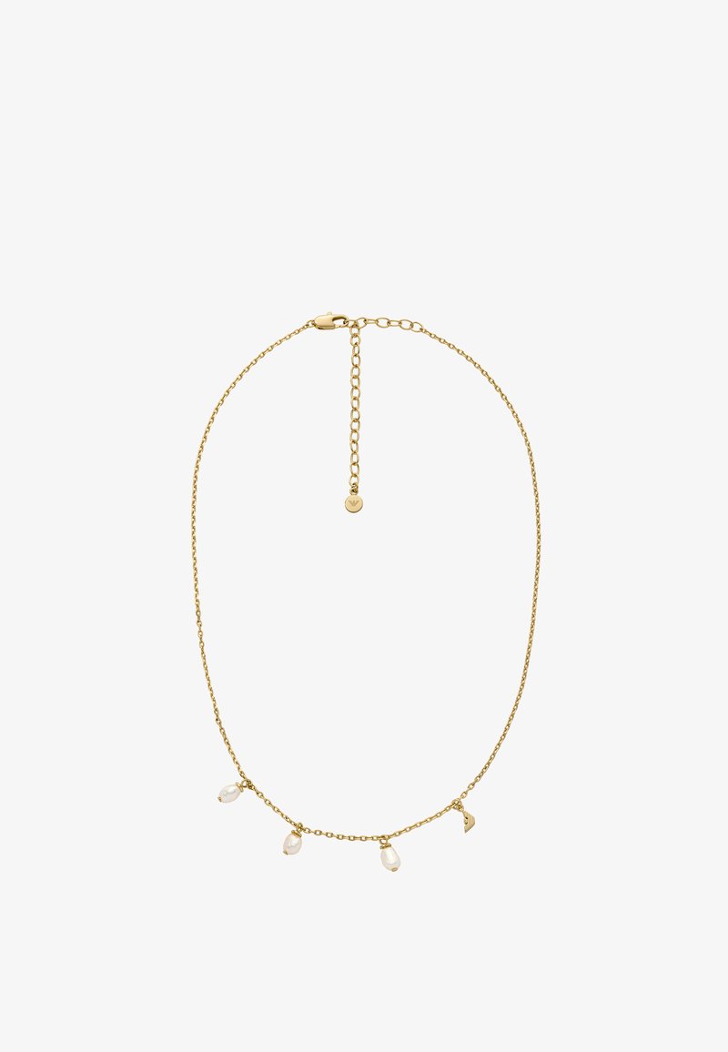 Zlatý řetízek s náhrdelníkem, který má tři bílé perlové akcenty a malý dekorativní přívěsek. Hladký povrch s jemným designem.