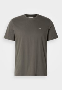 Mørkegrå T-shirt med korte ærmer i crew neck-stil og lille hvid "cK" logo på venstre bryst.