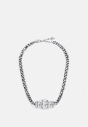 Zilveren ketting met drie in elkaar grijpende G-vormige schakels en een klein driehoekig label aan de verstelbare sluiting.