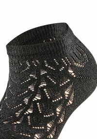 Schwarze Spitzenknöchelsocken mit einem komplizierten Blattmuster, kontrastierendem strukturiertem Garn und einem enganliegenden, gerippten Bund für einen sicheren Sitz.