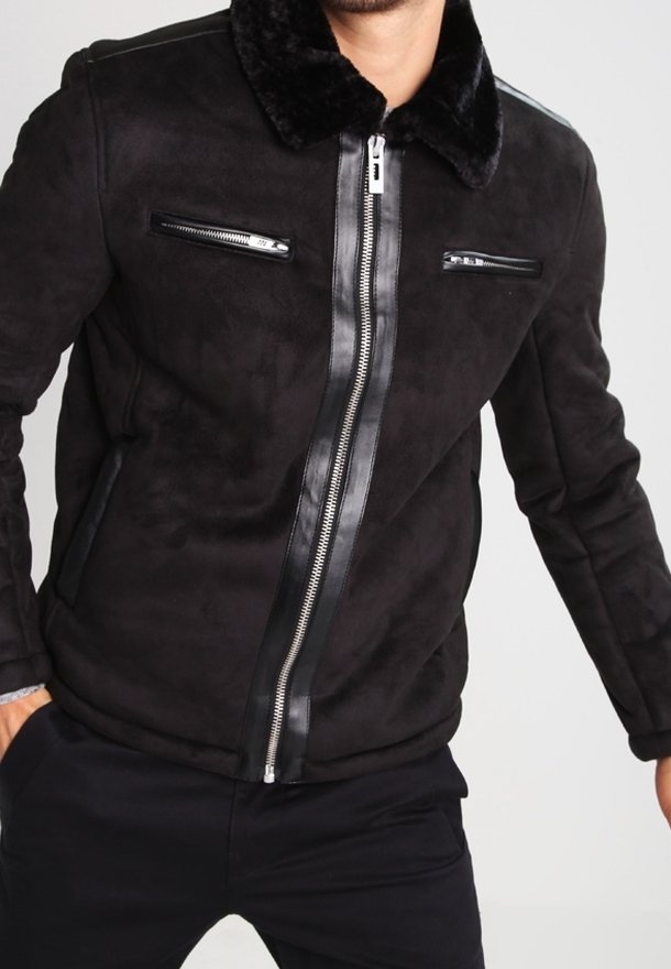 Svart mockajacka med krage i syntetpäls och läderdetaljer. Har dragkedjefickor och en frontdragkedjestängning. Slät textur.