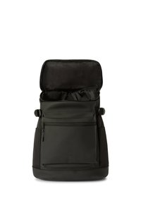 Mochila negra con solapa superior abierta, bolsillo frontal con cremallera, correas laterales y un diseño liso y minimalista.