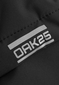 Un material textil negru cu o textură netedă, având un logo argintiu "OAK25" și dungi accent orizontale, toate în font modern.