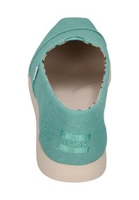 Türkise Stoff-Fußmatte zum Hineinschlüpfen mit abgerundetem Rücken, beiger Sohle und eingeprägtem TOMS-Logo an der Seite. Weicher Stoff und minimalistisches Design.