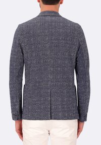 Blazer blu navy con texture, caratterizzato da un colletto a scollo a V, una fessura posteriore e polsini abbottonati, realizzato in tessuto tessuto con un motivo sottile.