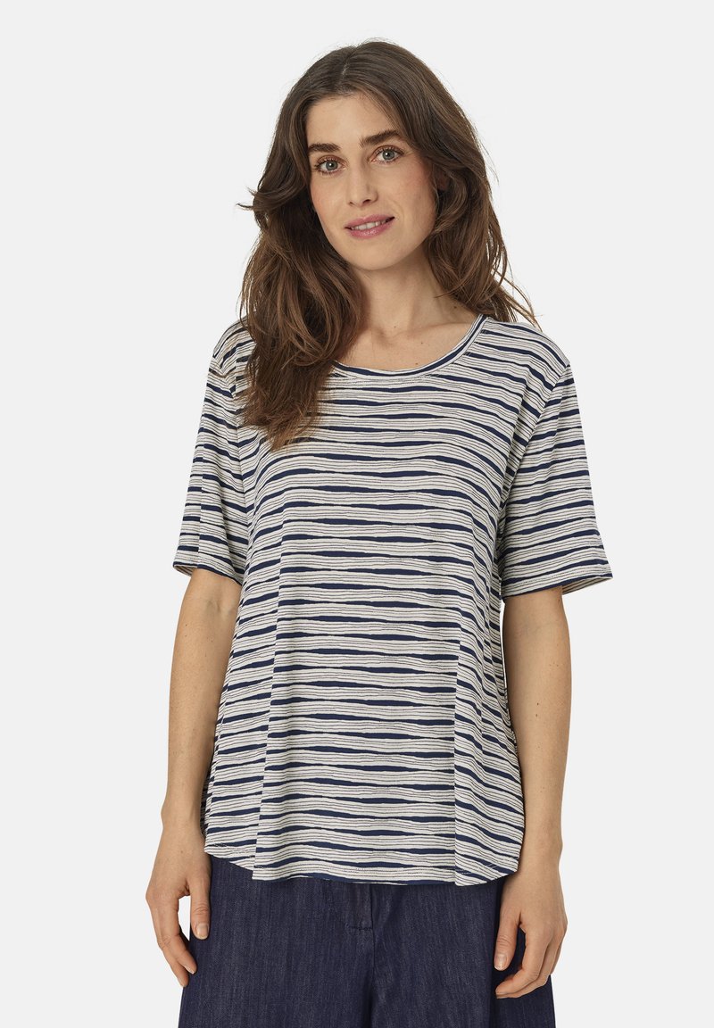 Camisa de manga corta a rayas en azul claro y navy, con un corte holgado y cuello redondo. El material parece suave con una textura sutil.