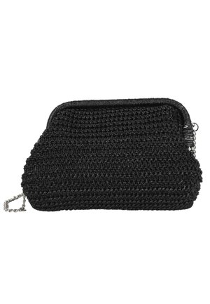 Pequeño bolso negro tejido a ganchillo con marco de metal y asa corta de cadena sobre fondo blanco.