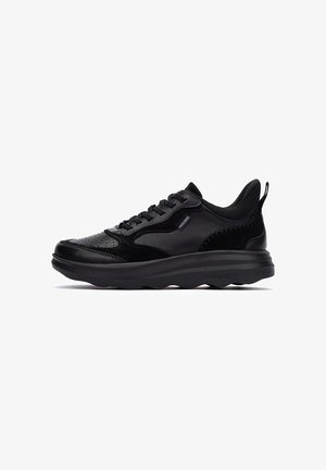 Zapatillas negras con una combinación de cuero liso y gamuza texturizada, con punta redonda, diseño de cordones y suela de goma gruesa.