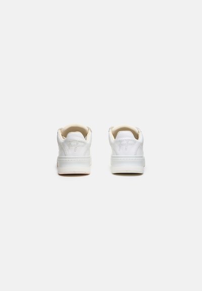 Coppia di sneakers bianche viste da dietro con colli imbottiti e logo traforato "PF" su ogni tallone.