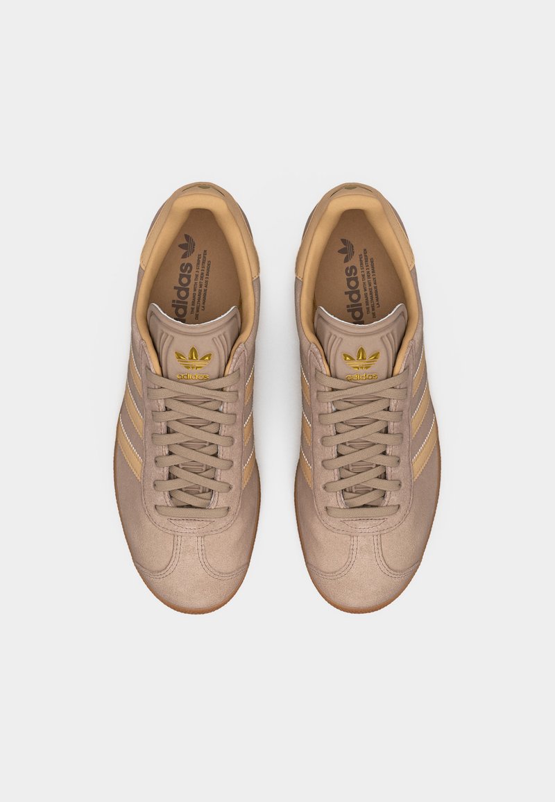 adidas Originals GAZELLE UNISEX - Trainers - chalky brown/footwear  white/light brown - Zalando.ie