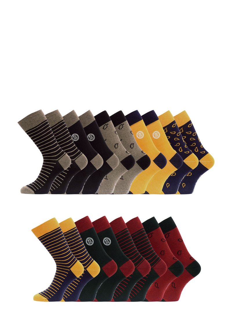 Deux rangées de chaussettes présentant différentes couleurs et motifs. Les couleurs incluent le bleu marine, le jaune, le bordeaux, le gris et le noir avec des rayures et des imprimés.
