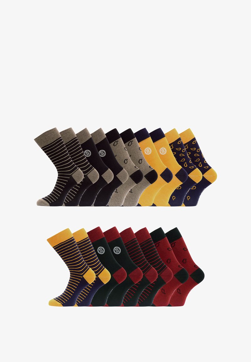 Deux rangées de chaussettes présentant différentes couleurs et motifs. Les couleurs incluent le bleu marine, le jaune, le bordeaux, le gris et le noir avec des rayures et des imprimés.