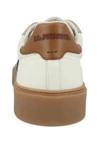 Vita lädersneakers med en brun läderhälsaccent och beige sula. Har en texturerad överdel med sömdetaljer. Logotyp synlig på hälen.