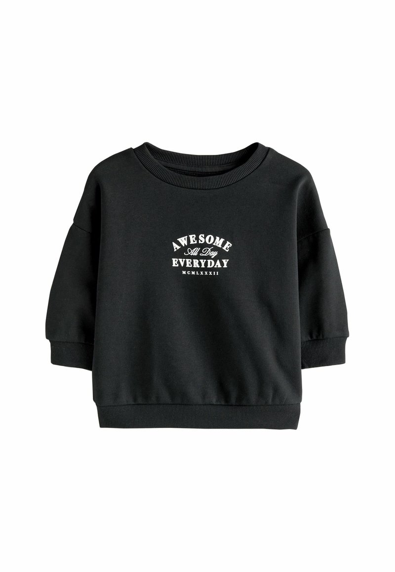 Čierna mikina so zaobleným výstrihom, spustenými ramennými švami a rebrovanými manžetami. Obsahuje biely text s nápisom "SKVELÉ POČAS CELÉHO DŇA, KAŽDÝ DEŇ."