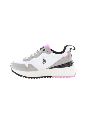 Sneakers che presentano una combinazione di materiali bianchi, grigi e neri, con accenti testurizzati, dettagli viola e una suola spessa.