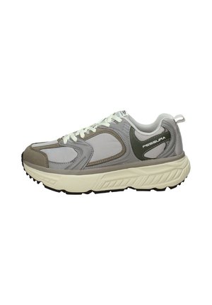 Scarpa atletica grigia e beige con tomaia in rete, accenti testurizzati e una spessa suola bianca. Presenta lacci e un logo sul lato.