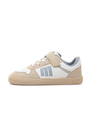 Niedriger beiger und weißer Sneaker mit hellblauem Logo, weißen Schnürsenkeln und einem beigen Klettverschluss an der Seite, grauem Innenfutter, flacher Sohle.