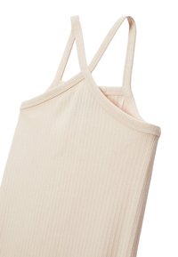 Débardeur côtelé beige clair avec de fines bretelles réglables et une coupe ajustée. Texture lisse avec un éclat subtil.