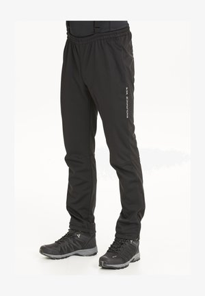 Pantaloni softshell neri con fascia elastica in vita, tasche laterali e vestibilità slim. Presentano la scritta riflettente "ENDURANCE XCS" sul davanti.