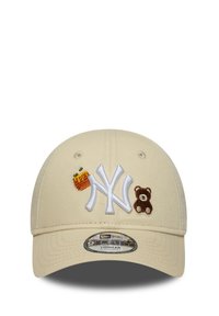 Boné bege com aba arredondada. Apresenta logo de Nova Iorque em branco bordado, urso castanho e remendo de favo de mel. Ajustável na parte de trás para um melhor encaixe.