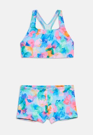 To-delt badetøysett med fargerikt blomsterpattern i blått, rosa og grønt, med racerback-topp og matchende shorts.