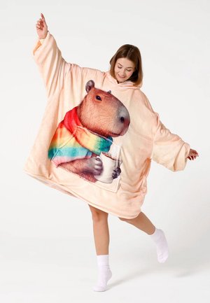 Nadrozmerná plyšová mikina s kapucňou v jemnej broskyňovej farbe, s grafikou kapibary držiacej šálku a akcentom dúhového šálu.