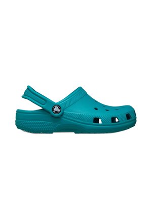 Sabot en caoutchouc turquoise avec une sangle arrière, doté de trous de ventilation et d'une semelle texturée. Design léger adapté pour un port décontracté.