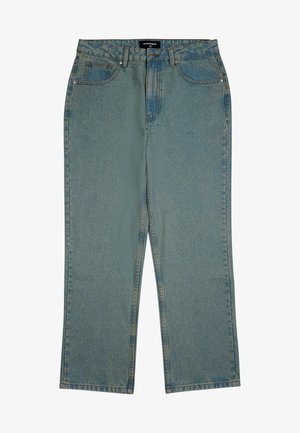 Svijetloplave traperice ravnog kroja s pet džepova, zatvaranjem na gumbe i suptilnom izblijedjelom teksturom po cijeloj površini.